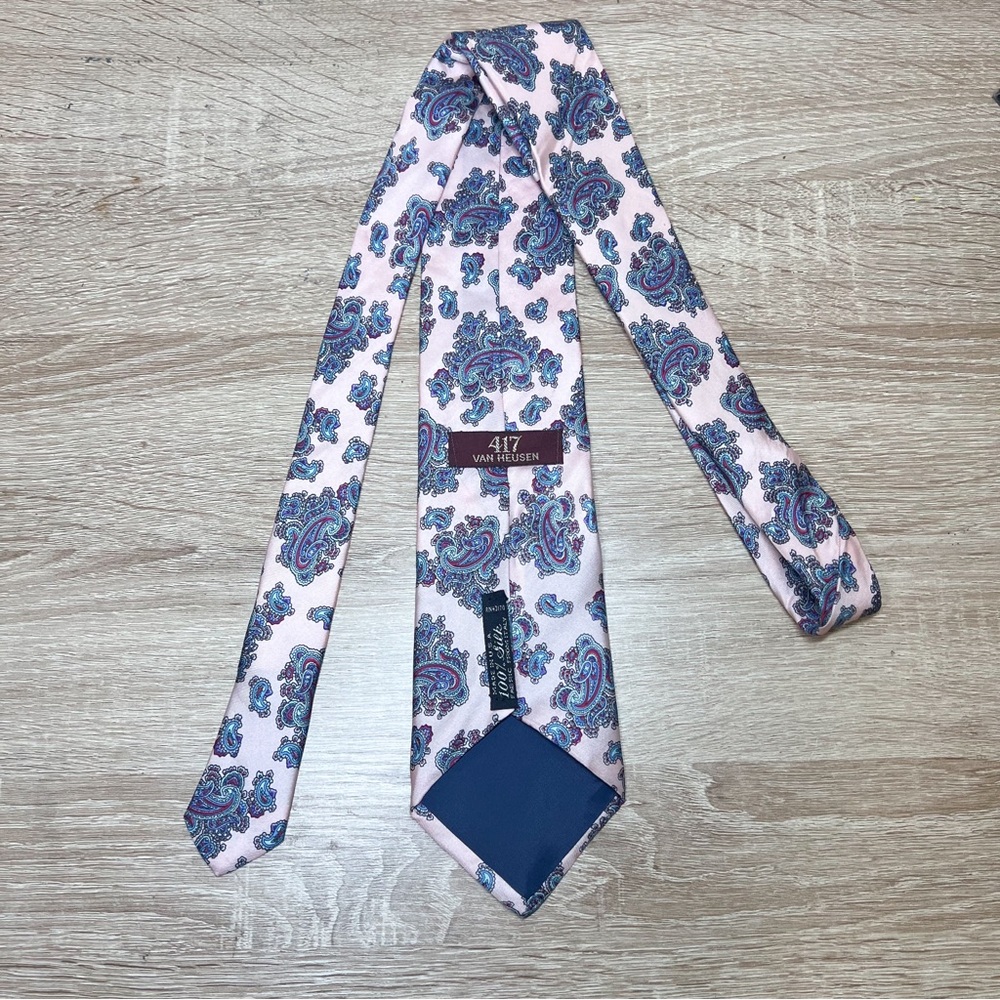 417 Van Heusen Men Tie Pink Paisley Pattern 100% Silk, Made in USA